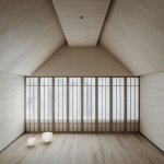 坐落于两座山峰之间的山谷中