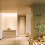使用夯土作为墙面材料为设计带来了厚重
