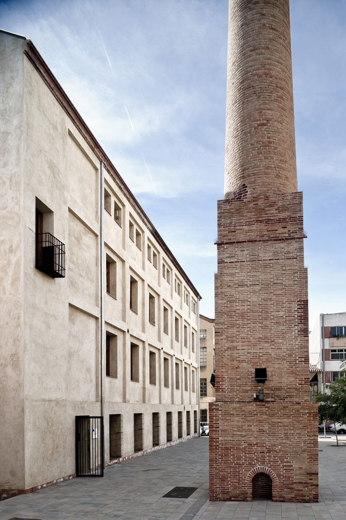 人字形屋顶上用木梁进行支撑