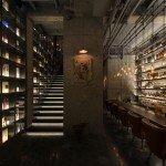 邀请客人主动寻找被隐蔽的酒吧入口