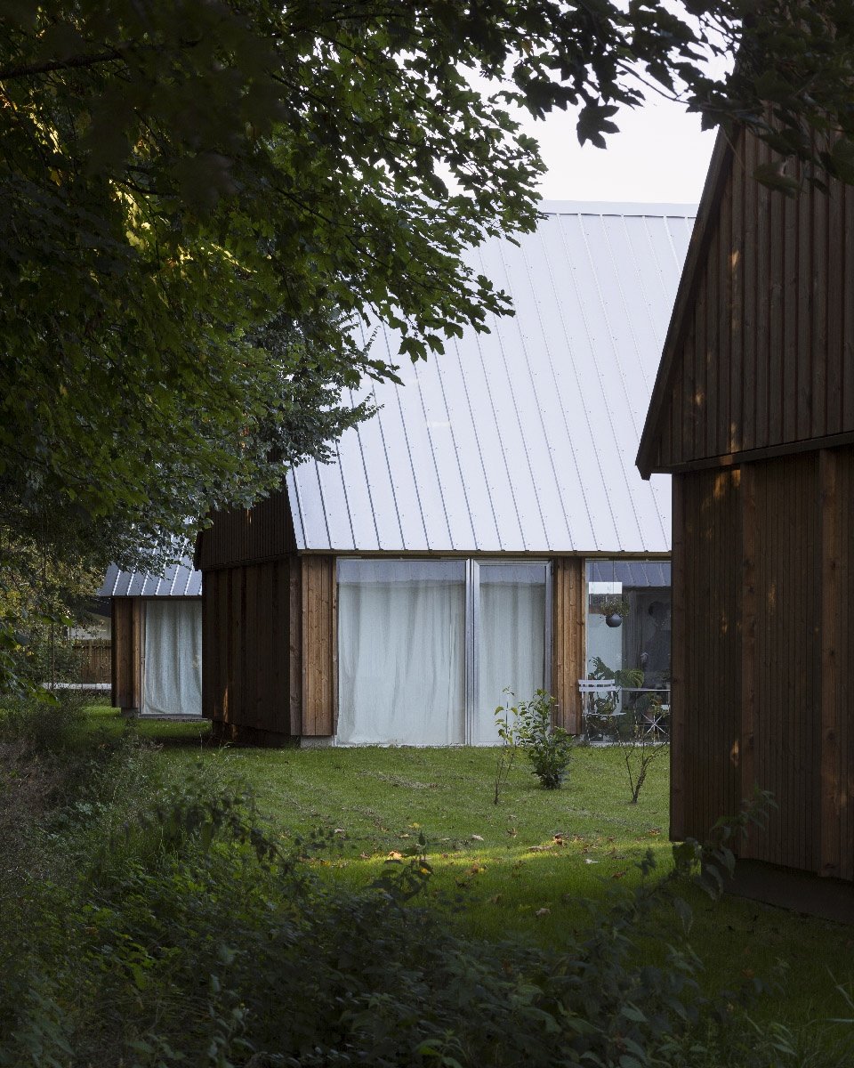 在其周围创建了一系列亲密空间和街道