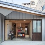 并开设天窗使阳光照进室内
