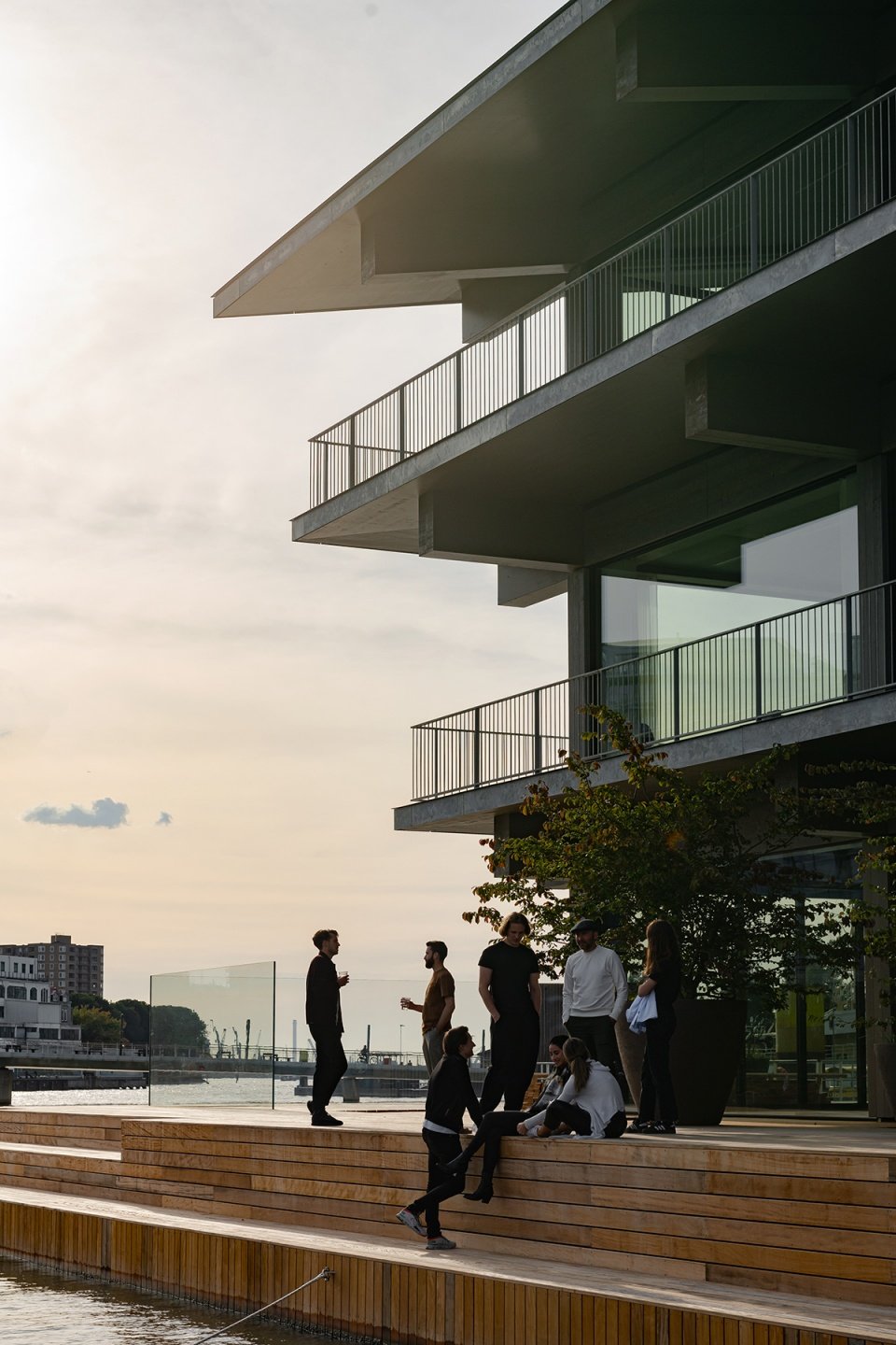 这使得办公室在近期重建的港口环境中成
