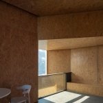与此同时一条综合红砖和黑钢两重材料记