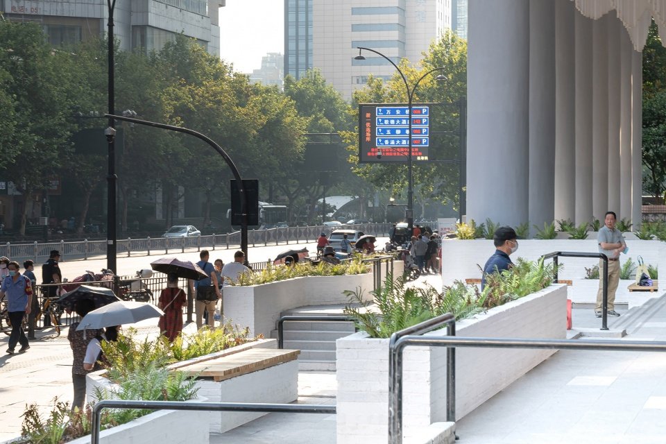 沿路车辆繁忙