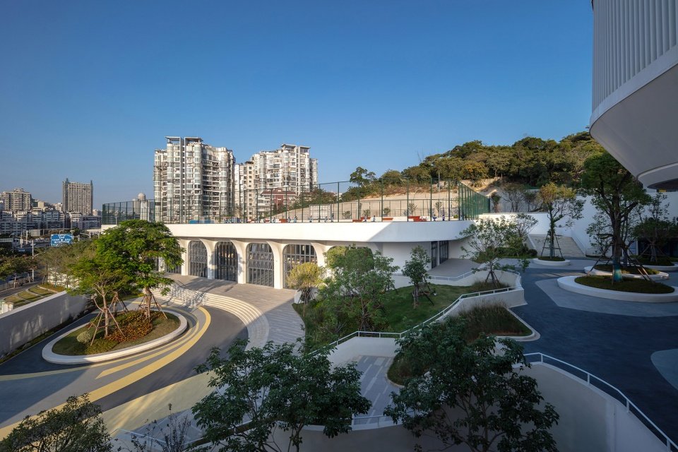 金榜小学就选址于厦门站东侧的山边