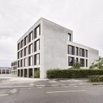 室外空间的设计参考了周围环境中典型的