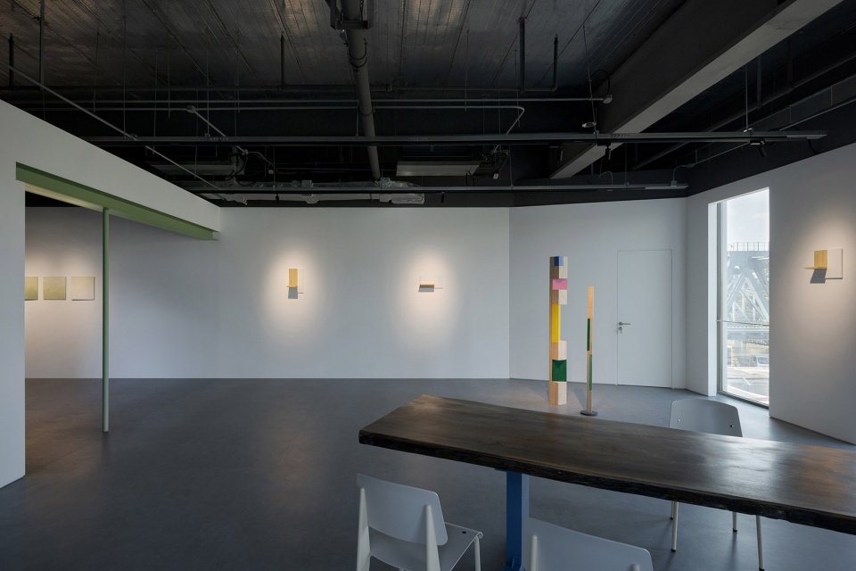 将空间划分为展示空间和聚会空间