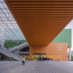 而东西城区背向而行的发展方向
