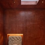 杂乱无章的停车棚紧挨着餐厅