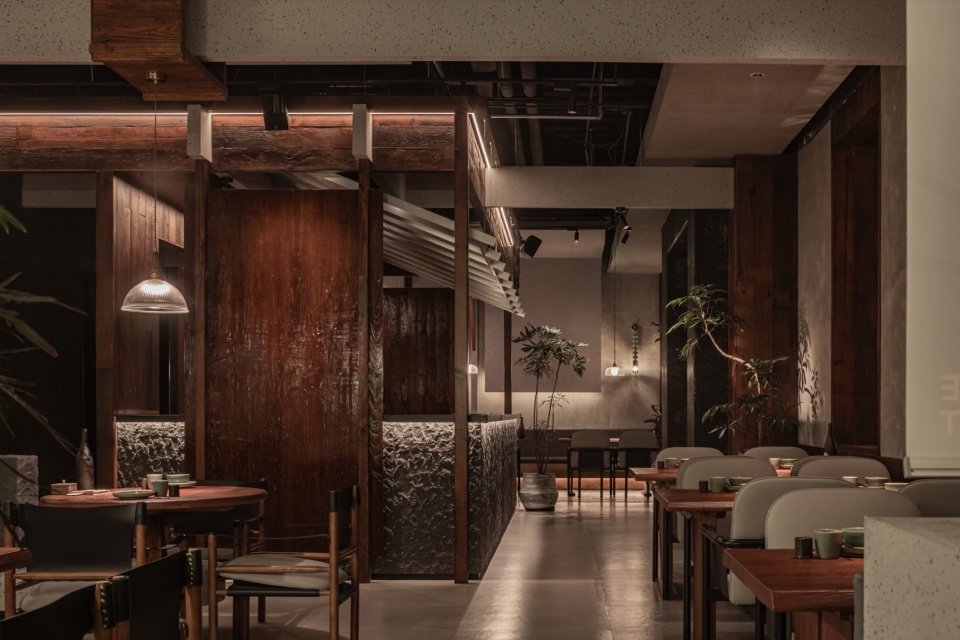 将粗粝粮仓转化为承载跨文化餐饮的精妙
