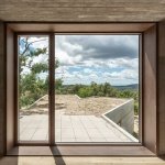 这座住宅力求以最彻底的方式融入周围环