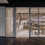 入口处由连排的材料展示墙