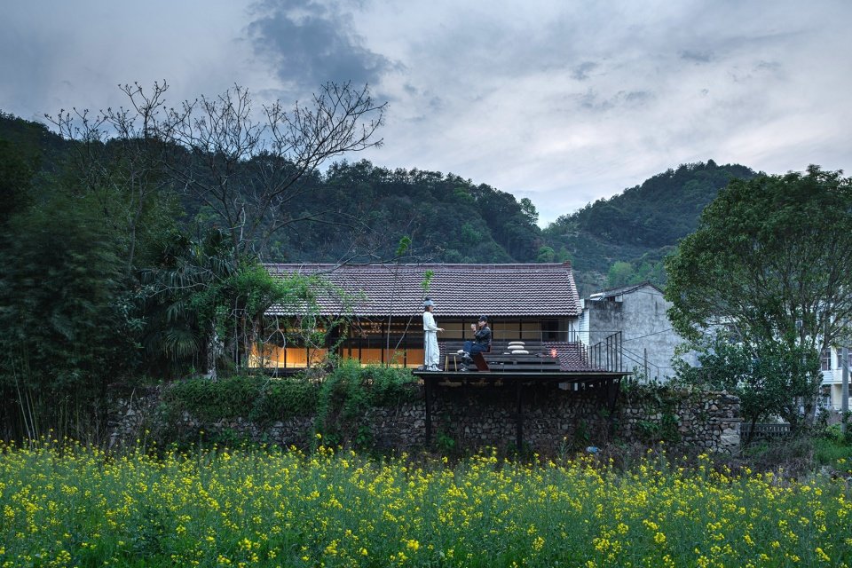 站在田野的这片土地上