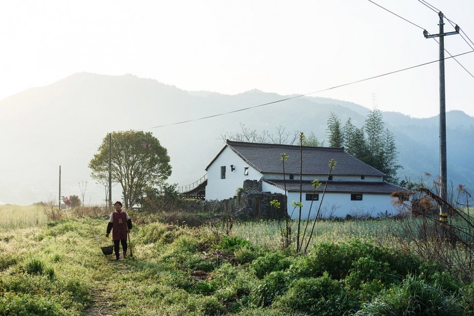 脚下是松软的泥土