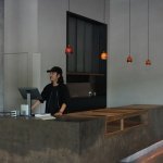 北面正对一片小树林