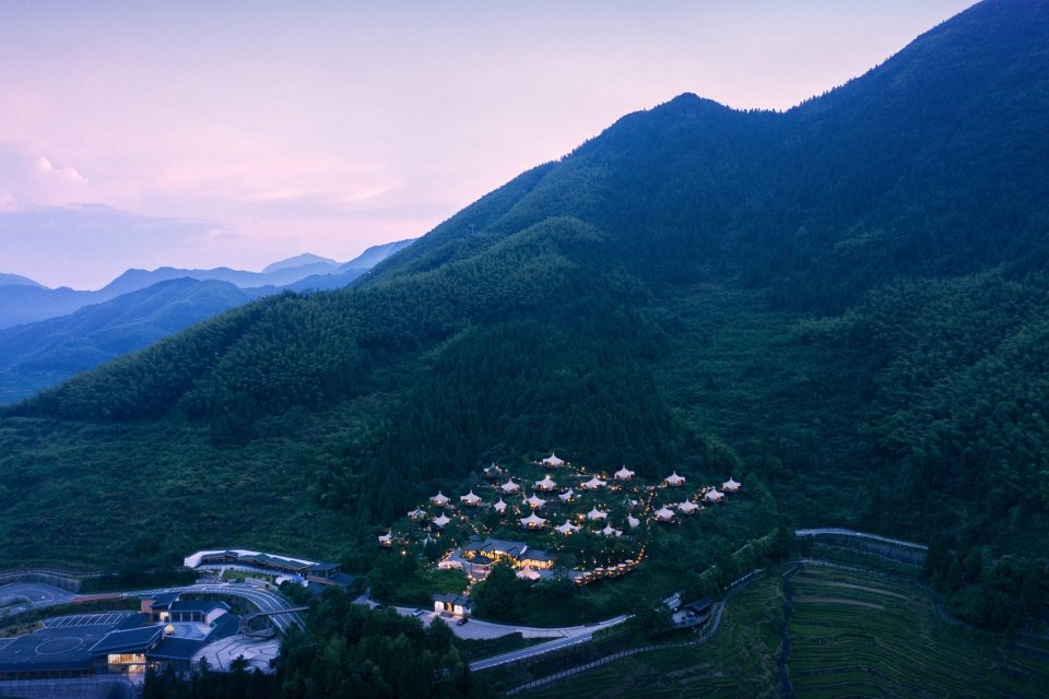 基地毗邻九曲云环景点
