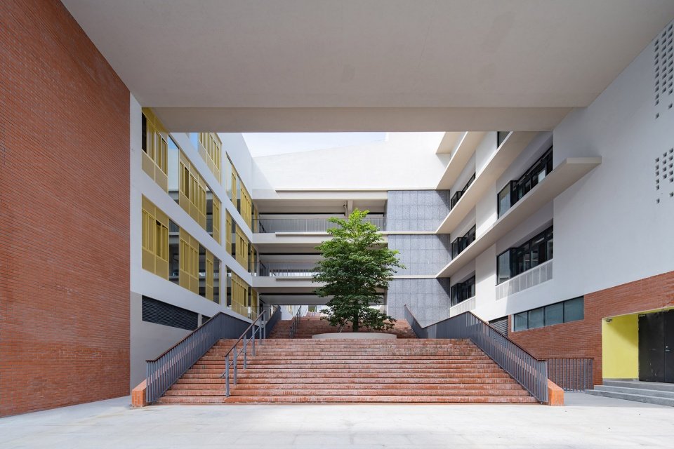 能将社区市民从城市广场经由大树院落