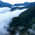 俯瞰着层峦叠嶂云起云涌的云和梯田