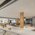 店铺坐落于商场一层