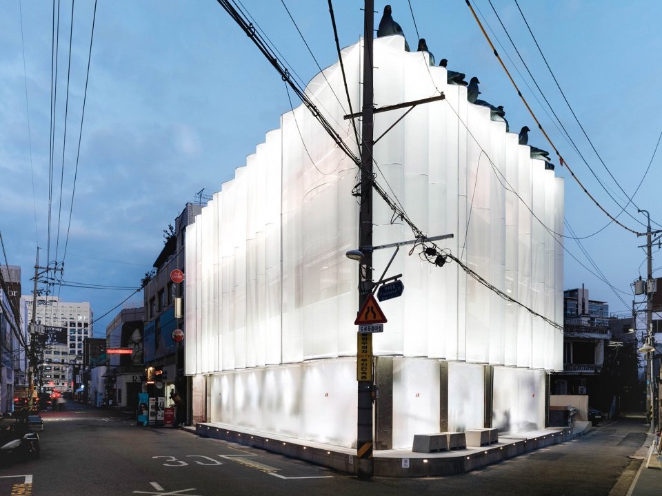 巧妙地将室内体验延伸至街头