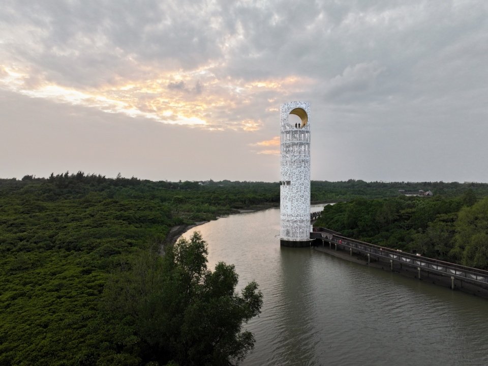 The Lunar Tower 相关