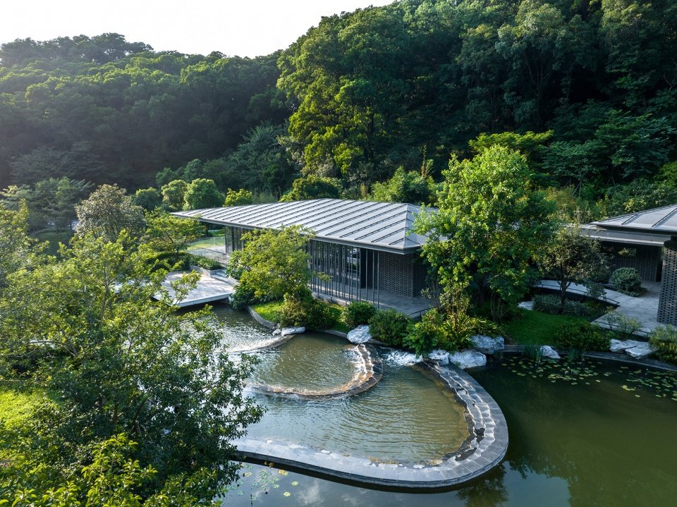 它是沿着山溪汇聚水面而建的一组具有岭