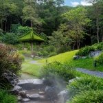 它是沿着山溪汇聚水面而建的一组具有岭
