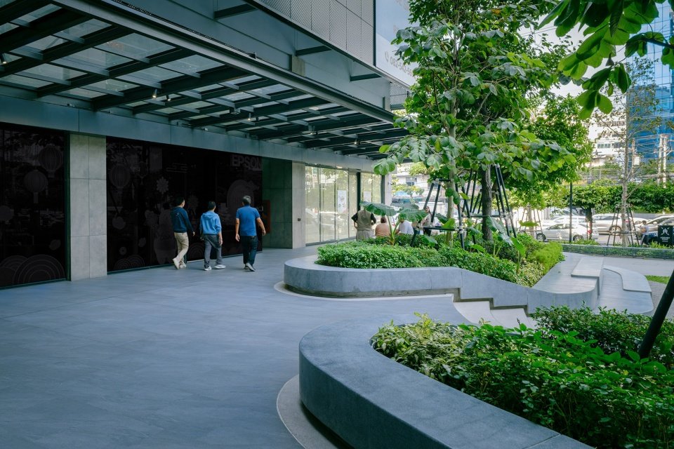 鲜有机会在公共场地活动