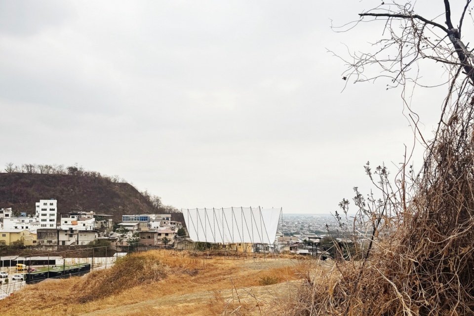 它敬畏地俯瞰着这座伟大的都市……这座