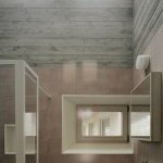 嵌入新建的夯筑混凝土墙体之中
