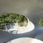 场地夹于公路与河流石滩之间