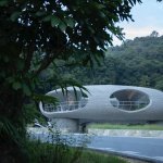 场地夹于公路与河流石滩之间