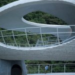 原为公路急弯处的缓冲平台与停车休息区