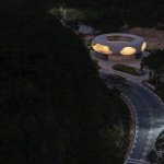 场地夹于公路与河流石滩之间