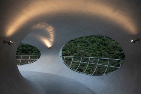 原为公路急弯处的缓冲平台与停车休息区