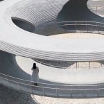 场地夹于公路与河流石滩之间