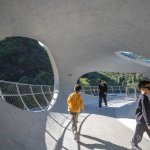 场地夹于公路与河流石滩之间