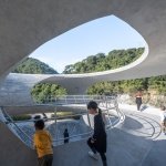 原为公路急弯处的缓冲平台与停车休息区
