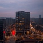 并重新塑造城市环境的感知方式