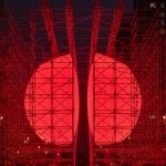 该框架不仅支撑着球体形态