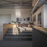 上空为大而长的缓坡屋顶