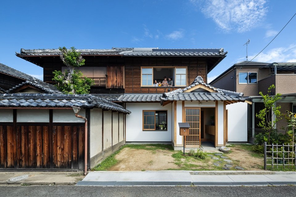预制住宅与出租公寓构成的单一街景
