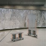 金色的织物边界环绕并改变了空间。与此同时