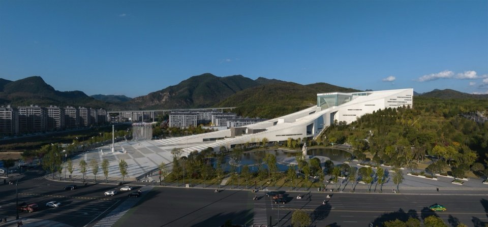 更是滋养万物的中央水塔与生态屏障