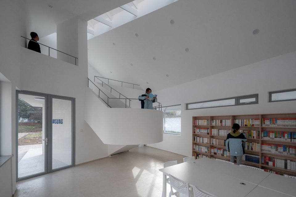 sloped roof that b