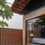 穿过砖砌花墙（jali wall）的