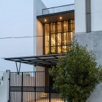 并通过大尺度开口最大化引入自然光