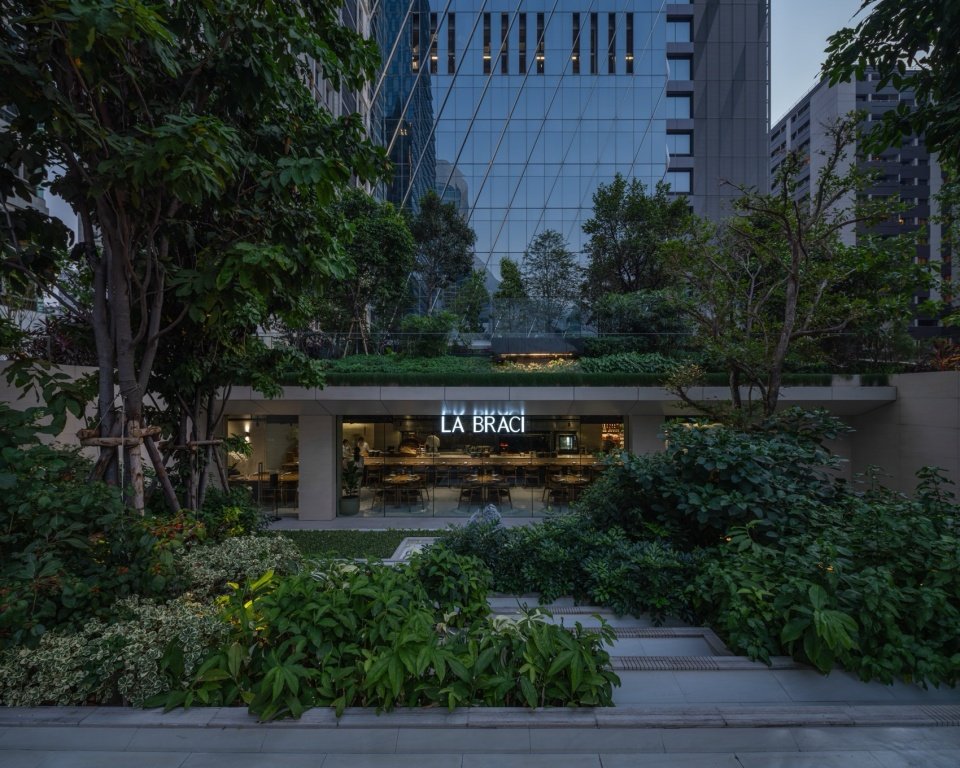 特别将停车楼屋顶重新定义为城市绿色公