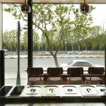 与用餐区域及城市环境保持直接联系
